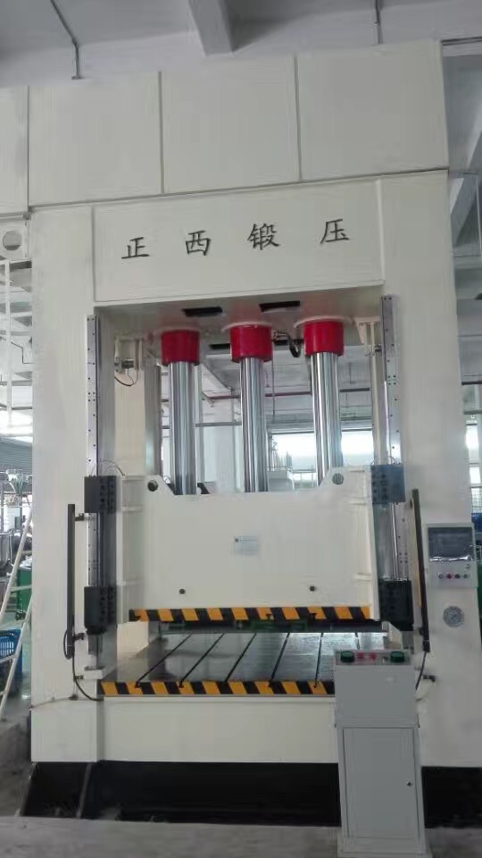 此批设备为重庆客户一次性向我公司订购的机器，在所有公司员工的努力下，我们在规定的时间内向客户交货并调试完成。