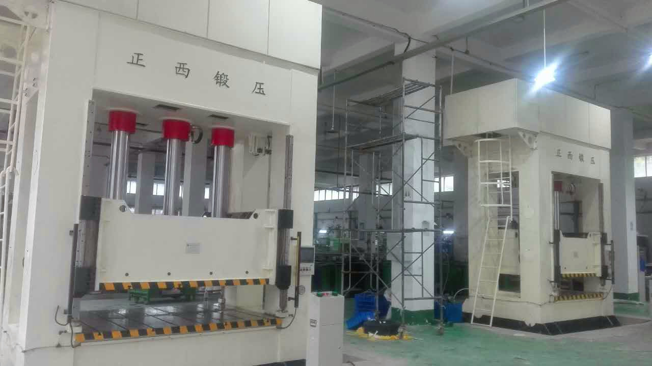 此批设备为重庆客户一次性向我公司订购的机器，在所有公司员工的努力下，我们在规定的时间内向客户交货并调试完成。