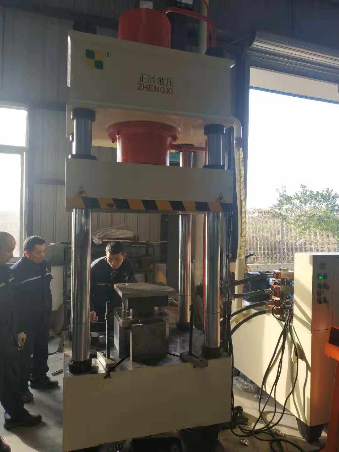 正西200T四柱液压机现场安装调试