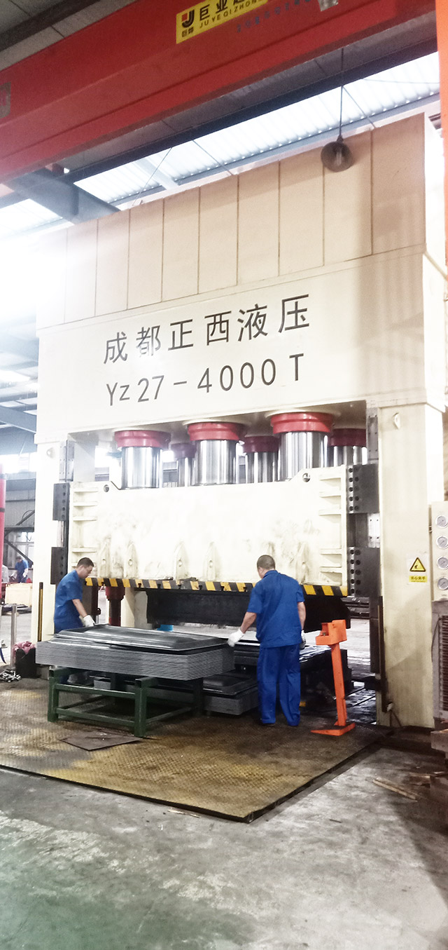 成都龙泉客户-定制的4000T框架式液压机-2020年6月圆满交付使用,在生产现场