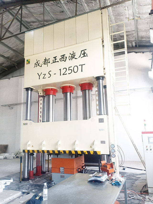 山东客户-定制的四柱液压机1250吨