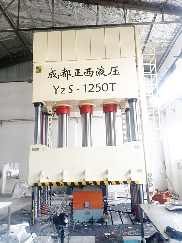 山东客户-定制的四柱液压机1250吨-完美交货安装